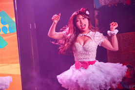 ステージでパフォーマンスする女性アイドル