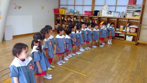 保育園の制服を着た子供たちが整列しています。2月【年少々】今月の様子、教室の様子。