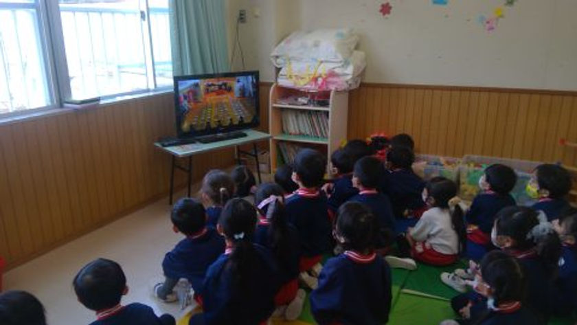 保育園の子供達がテレビを観ています。12月【年少】大掃除。