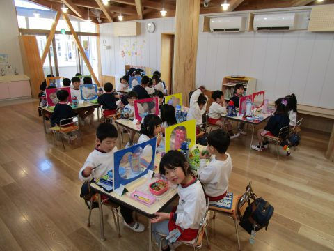 子供達が絵を描く様子。教室で楽しそうに製作活動。年長組　参観日。保育園での様子。