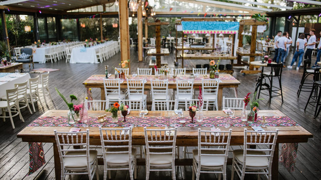 סידור שולחנות מעוצב