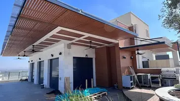 פרגולת אלומיניום דמוי עץ