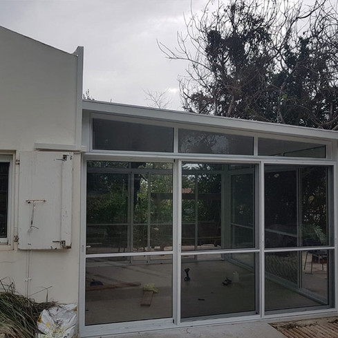 סגירת מרפסת עם חלונות