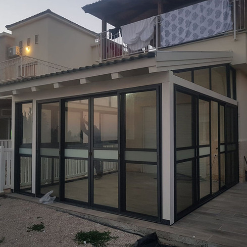 ביצוע סגירת מרפסת