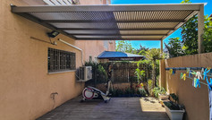 פרגולת אלומיניום חומה לחצר