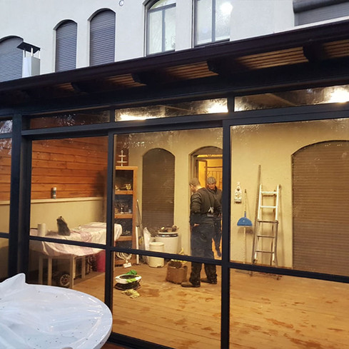 ביצוע סגירת מרפסת