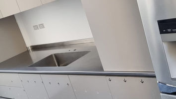 משטח נירוסטה משולב עם כיור נירוסטה