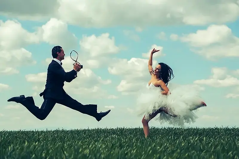 כלה וחתן בשדה ירוק. תמונת אילוסטרציה.