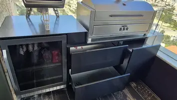 פינת ברביקיו - גוף הארון נירוסטה חזית מגירות נירוסטה מושחרת כולל גריל פחם ומקרר לנדרס 146 ליטר 
שביט נירוסטה בע"מ