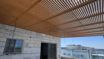 התקנת פרגולה אלומיניום דמוי עץ
