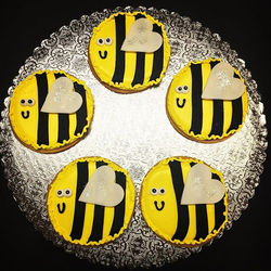 Bumble Bee Cookies #bumblebees #bumble #bumblebeecookies #yumyumbumblebee #bzzzzz #🐝