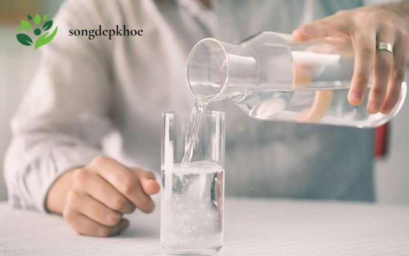 Nước không chỉ thải độc mà còn giúp cân bằng độ ẩm trong cơ thể