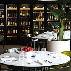 Tavolo apparecchiato in ristorante elegante