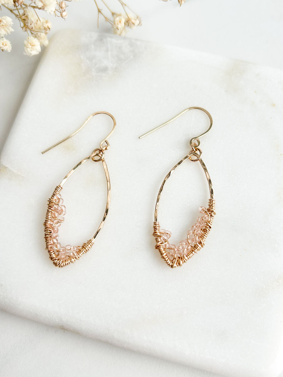 Thumbnail: Ellipse Gold Dangle Beaded Earring