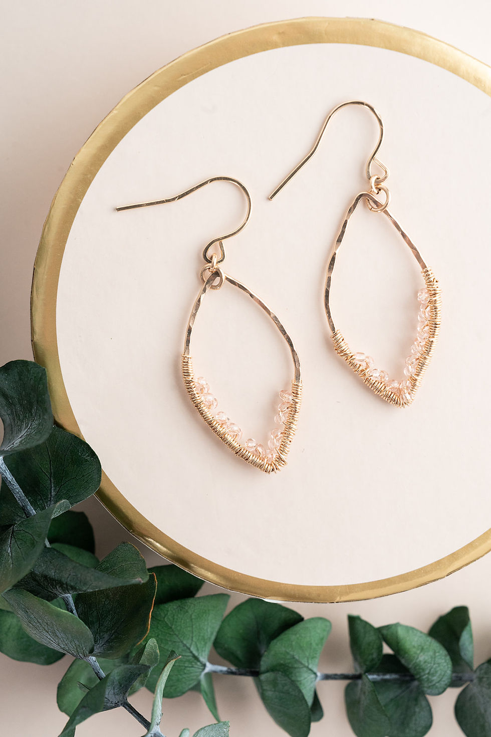 Thumbnail: Ellipse Gold Dangle Beaded Earring