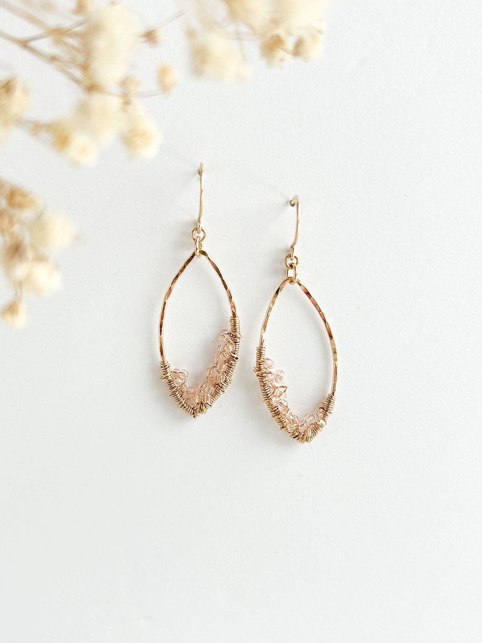 Thumbnail: Ellipse Gold Dangle Beaded Earring