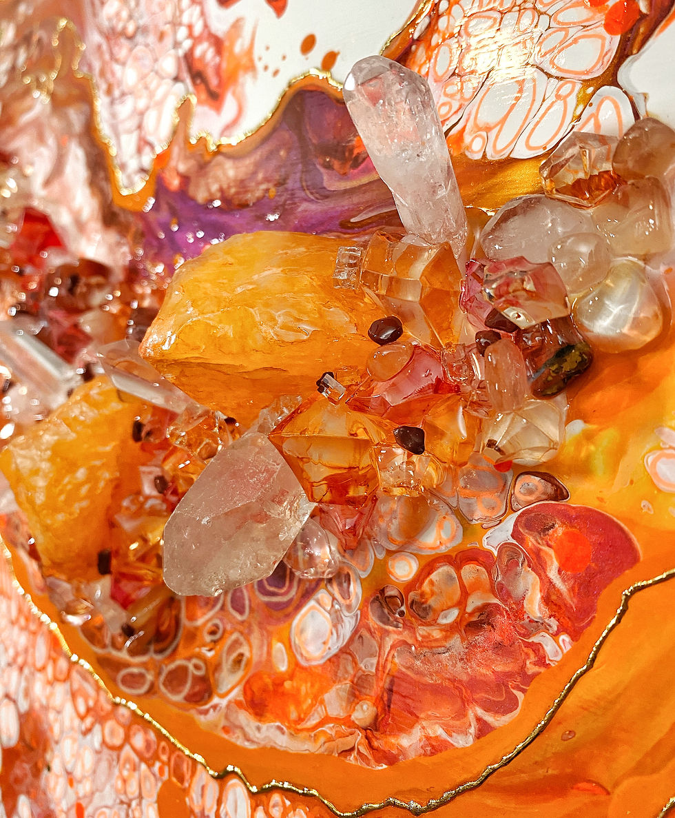 Miniature : coeur de l'oeuvre avec les insertions de cristaux. peinte à l'acrylique fluide par l'artiste québécoise Mélyna Leclerc