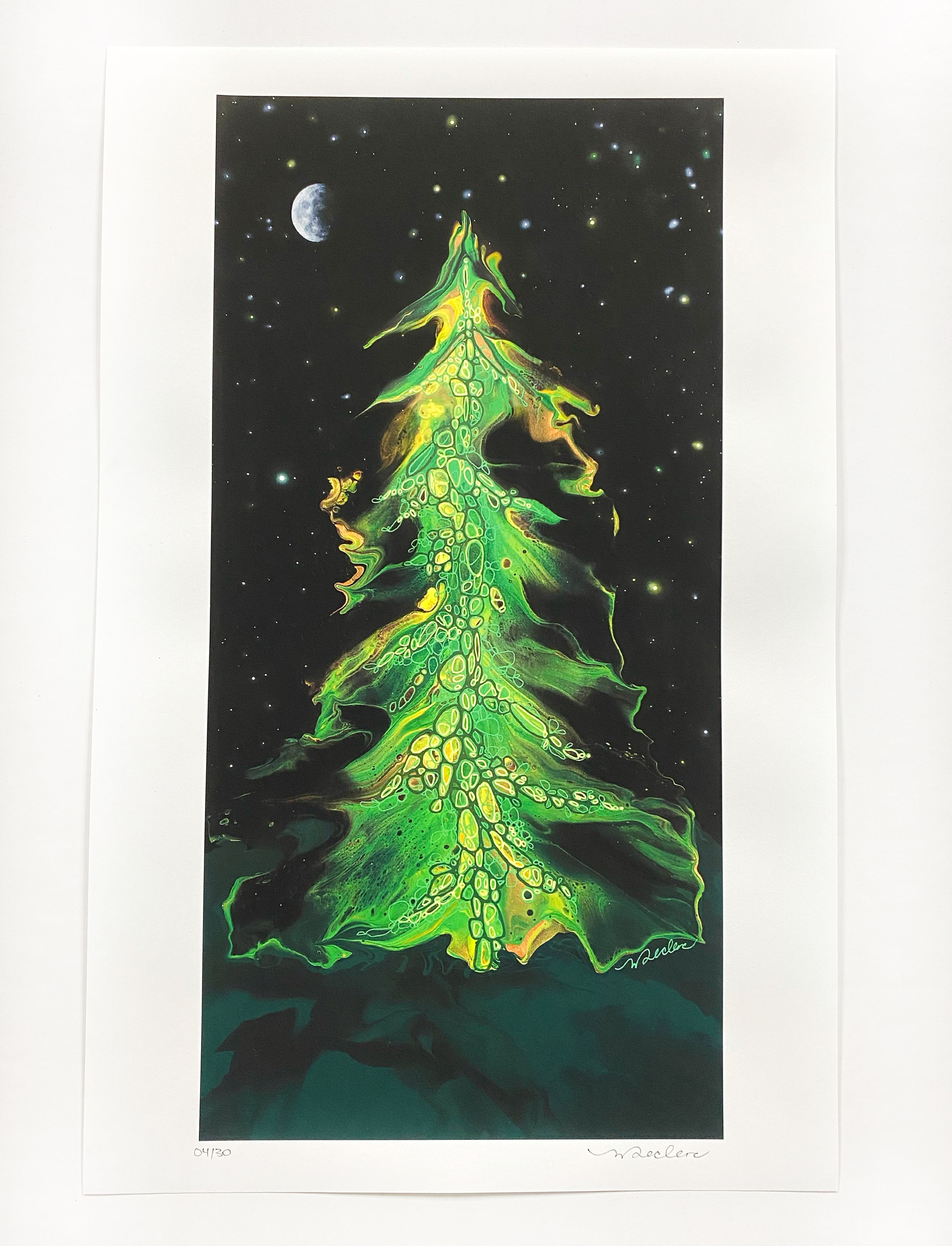 oeuvre d'art reproduite sur papier, arbre vert, conifère sous un ciel étoilé avec lune, art fluide