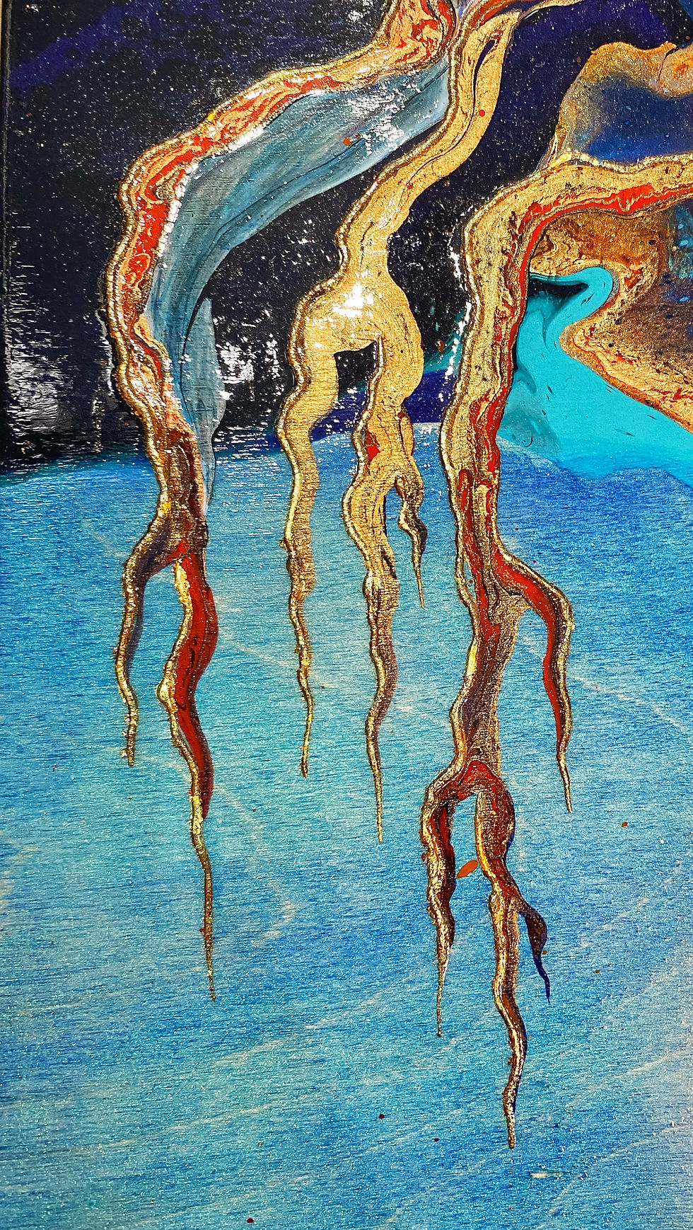 Thumbnail: racine or, oeuvre semi abstraite figurant un arbre de vie or bleu et rouge par Mélyna Leclerc peintre quebecoise