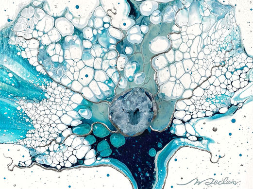 oeuvre de la collection aquatique avec insertion d'une géode de calcite. Oeuvre moderne en art fluide abstrait inspirée de la mer et de la beauté de l'océan. 