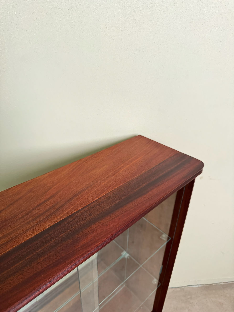 Thumbnail: Mid-Century display cabinet with mirrored back, two glass shelves/doors