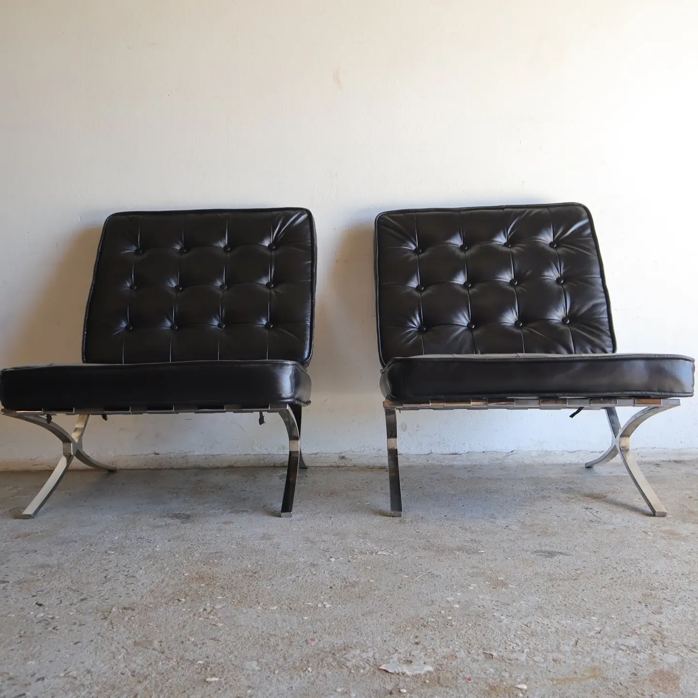 2 Vintage Barcelona chairs in black vinyl | Klassiek