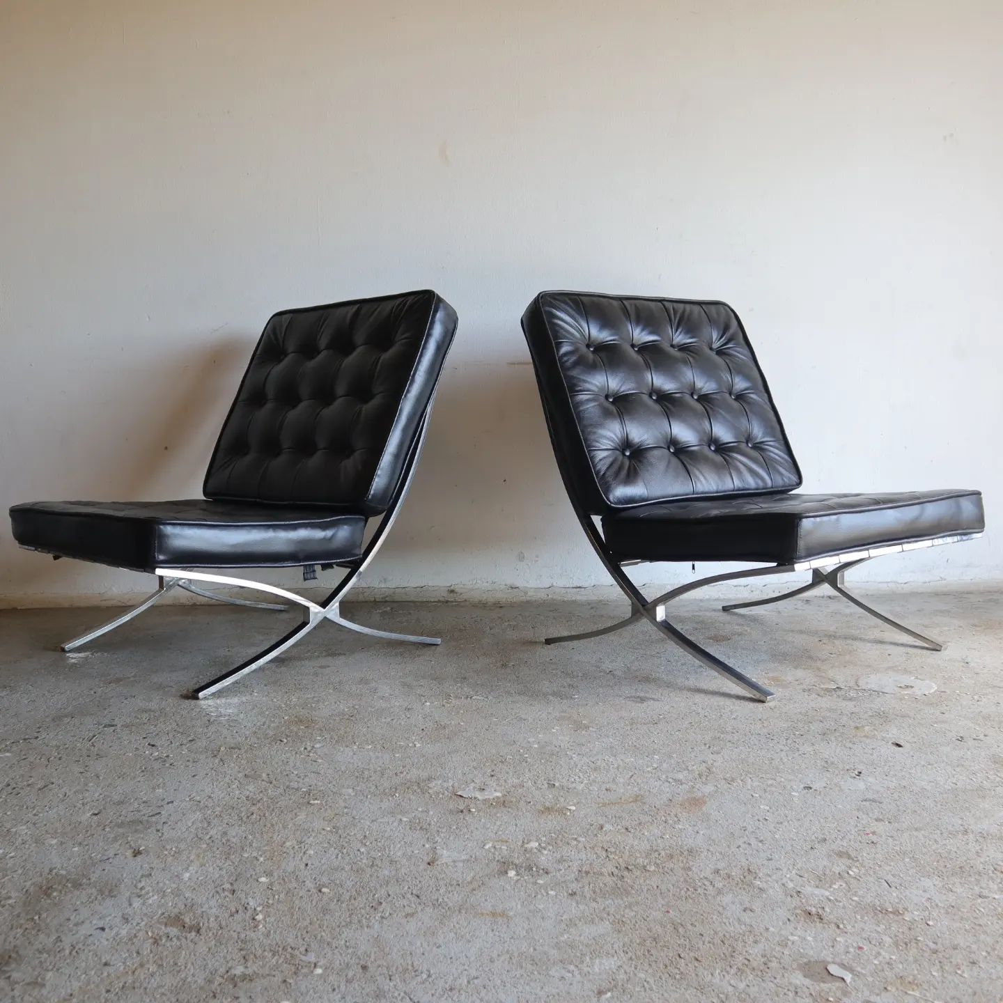 2 Vintage Barcelona chairs in black vinyl | Klassiek