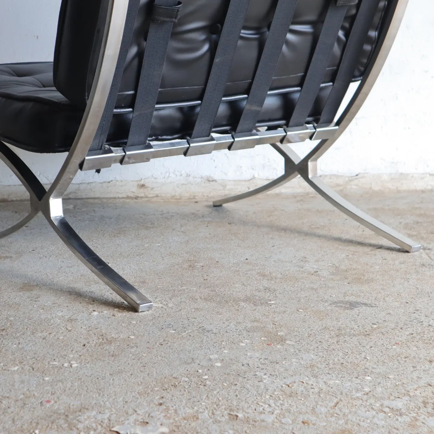 2 Vintage Barcelona chairs in black vinyl | Klassiek