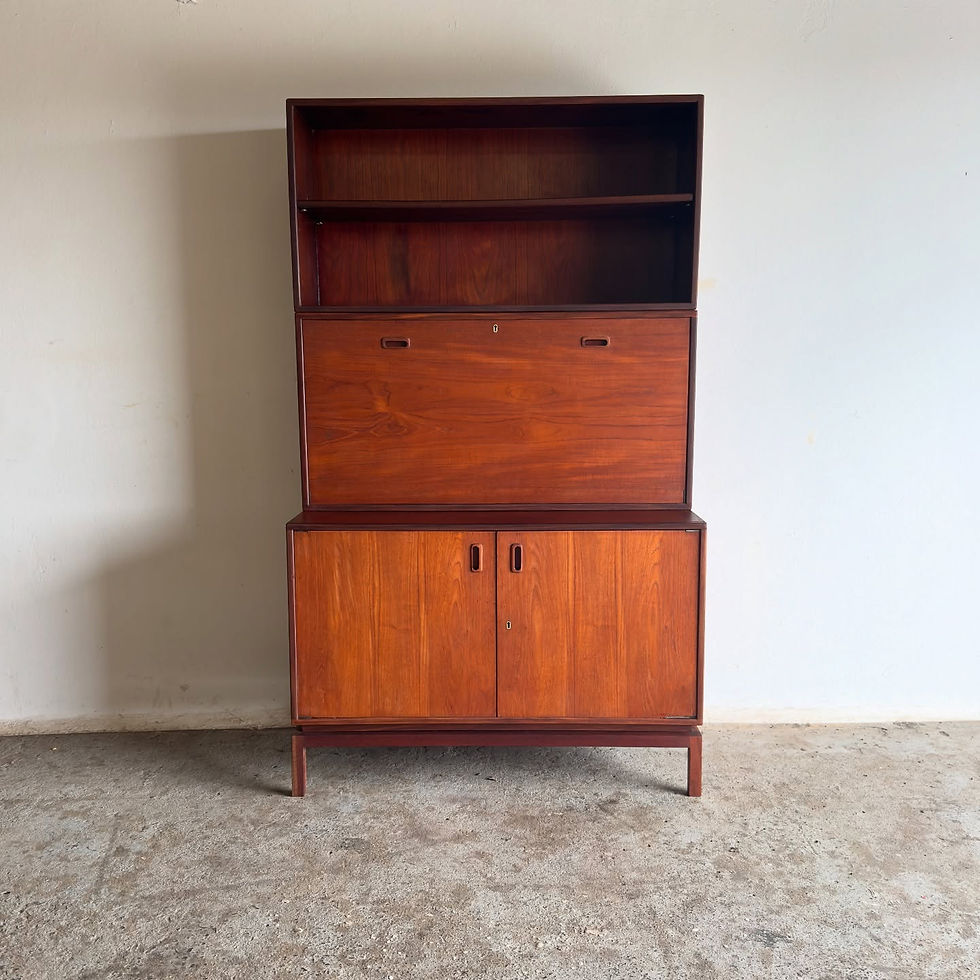 Mid-century Novocraft wall unit with lots of shelving space & drop down cabinet