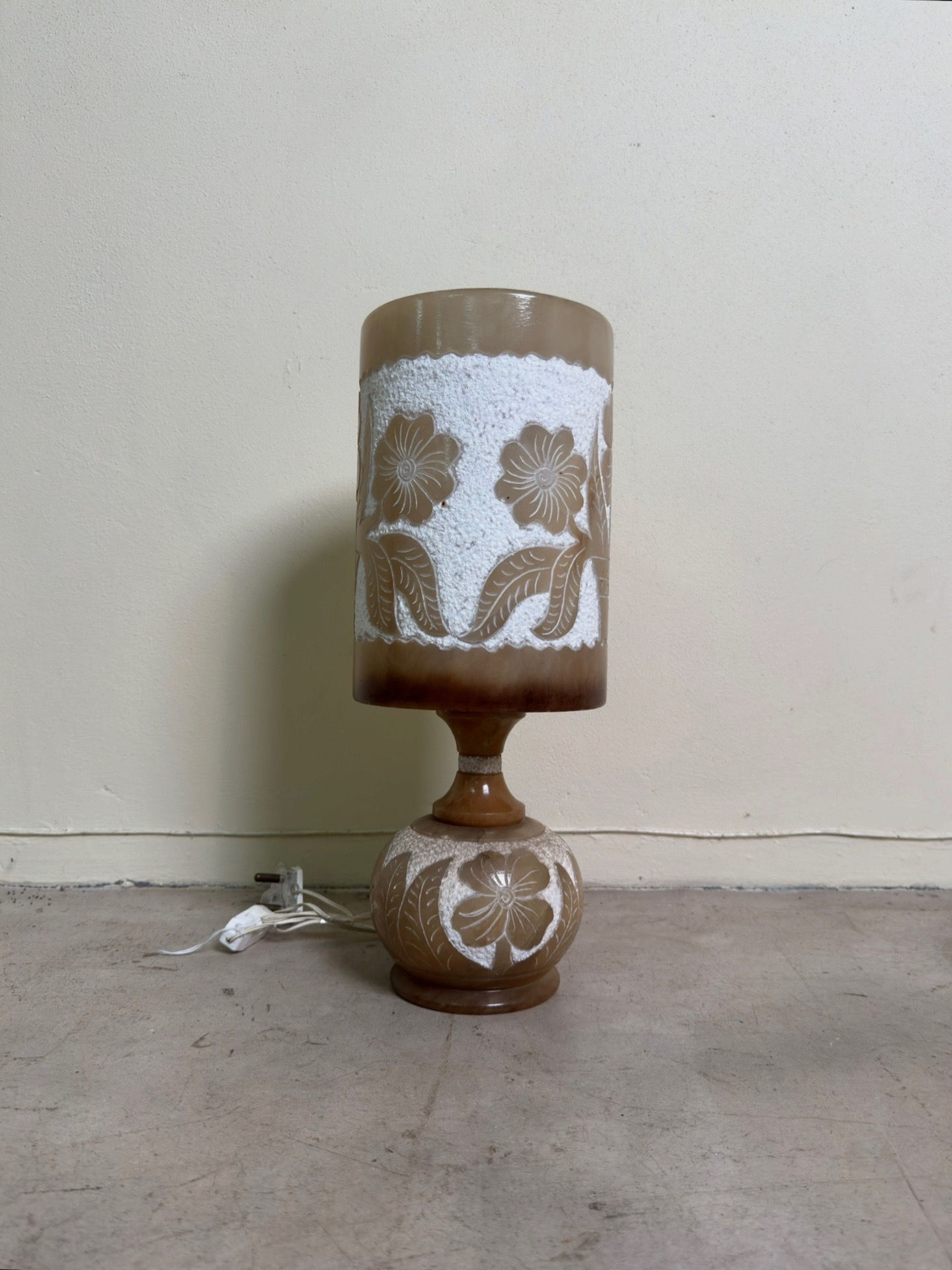 Vintage Tarrago Esteve alabaster table lamp with hand-carved motifs on the base