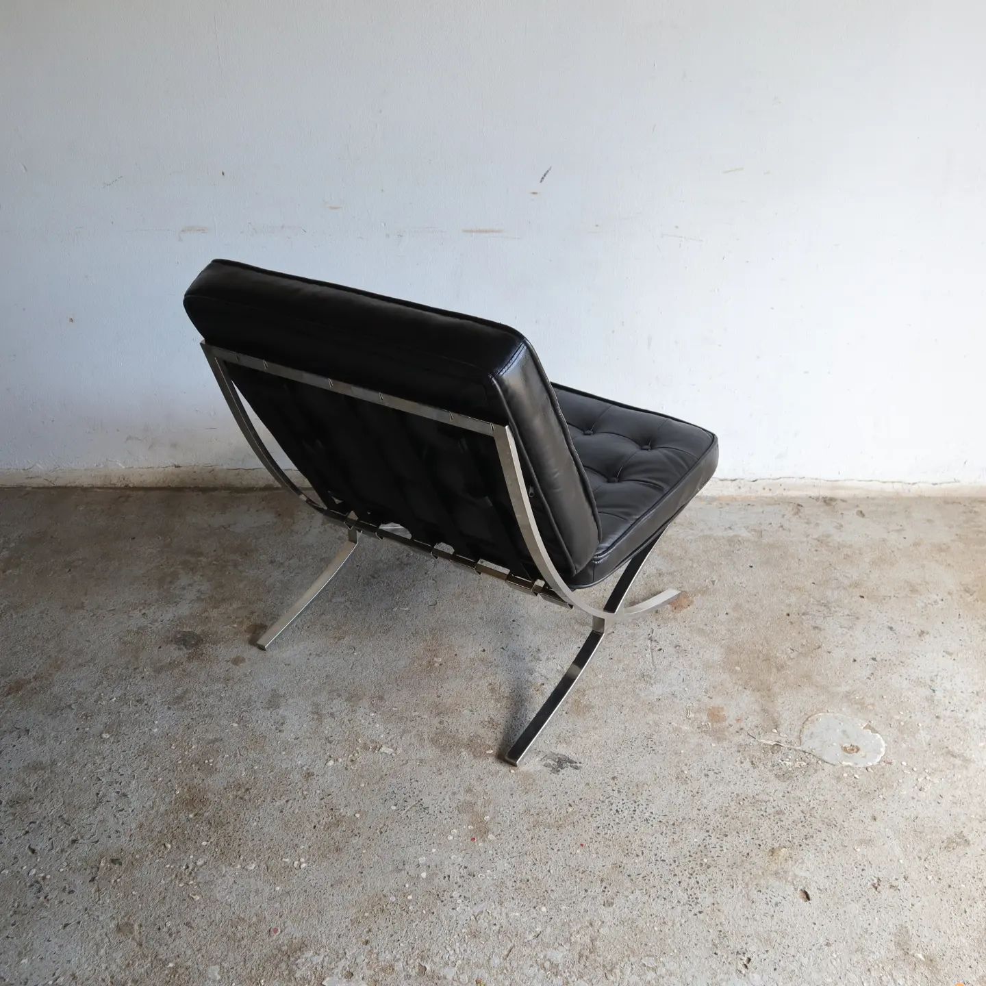 2 Vintage Barcelona chairs in black vinyl | Klassiek