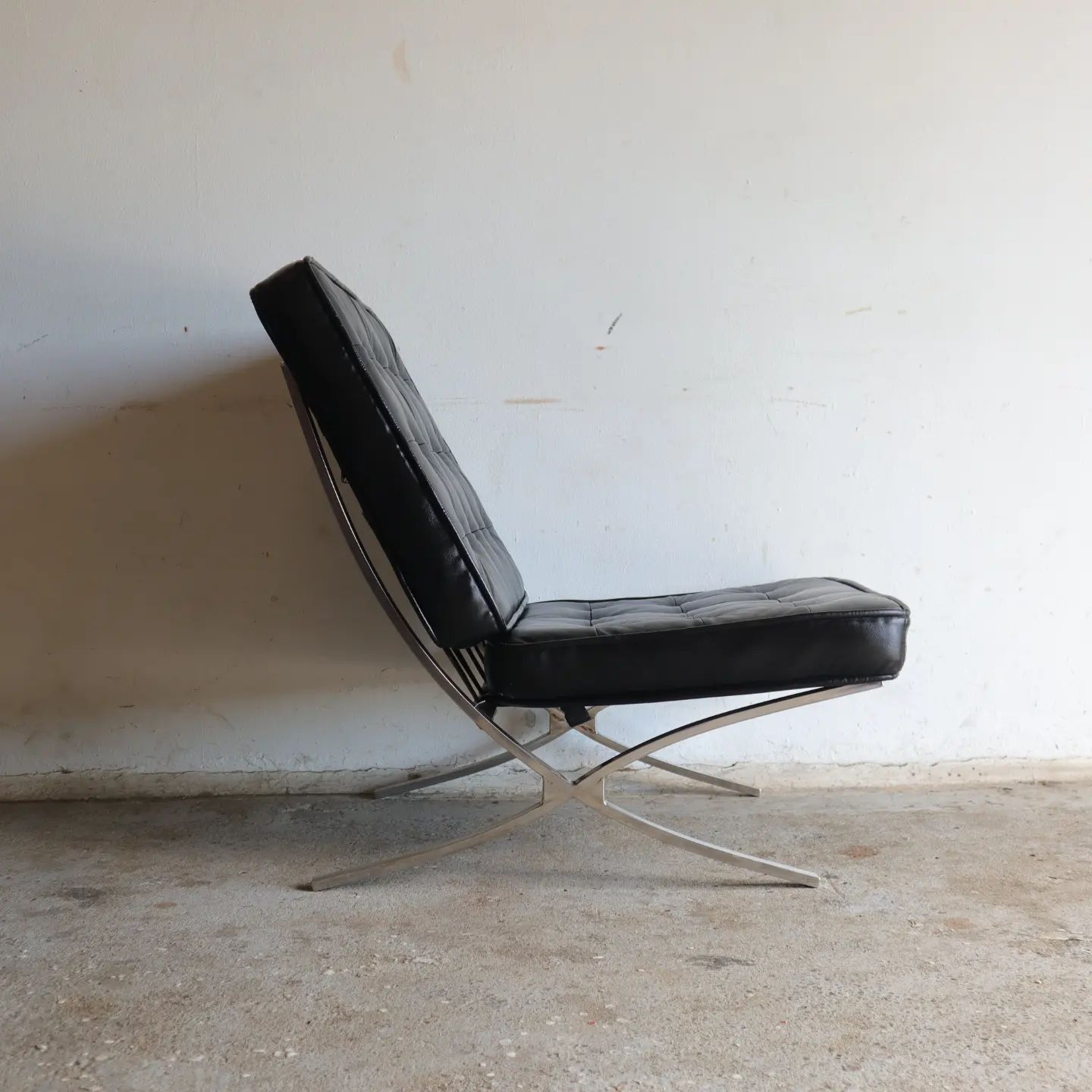 2 Vintage Barcelona chairs in black vinyl | Klassiek