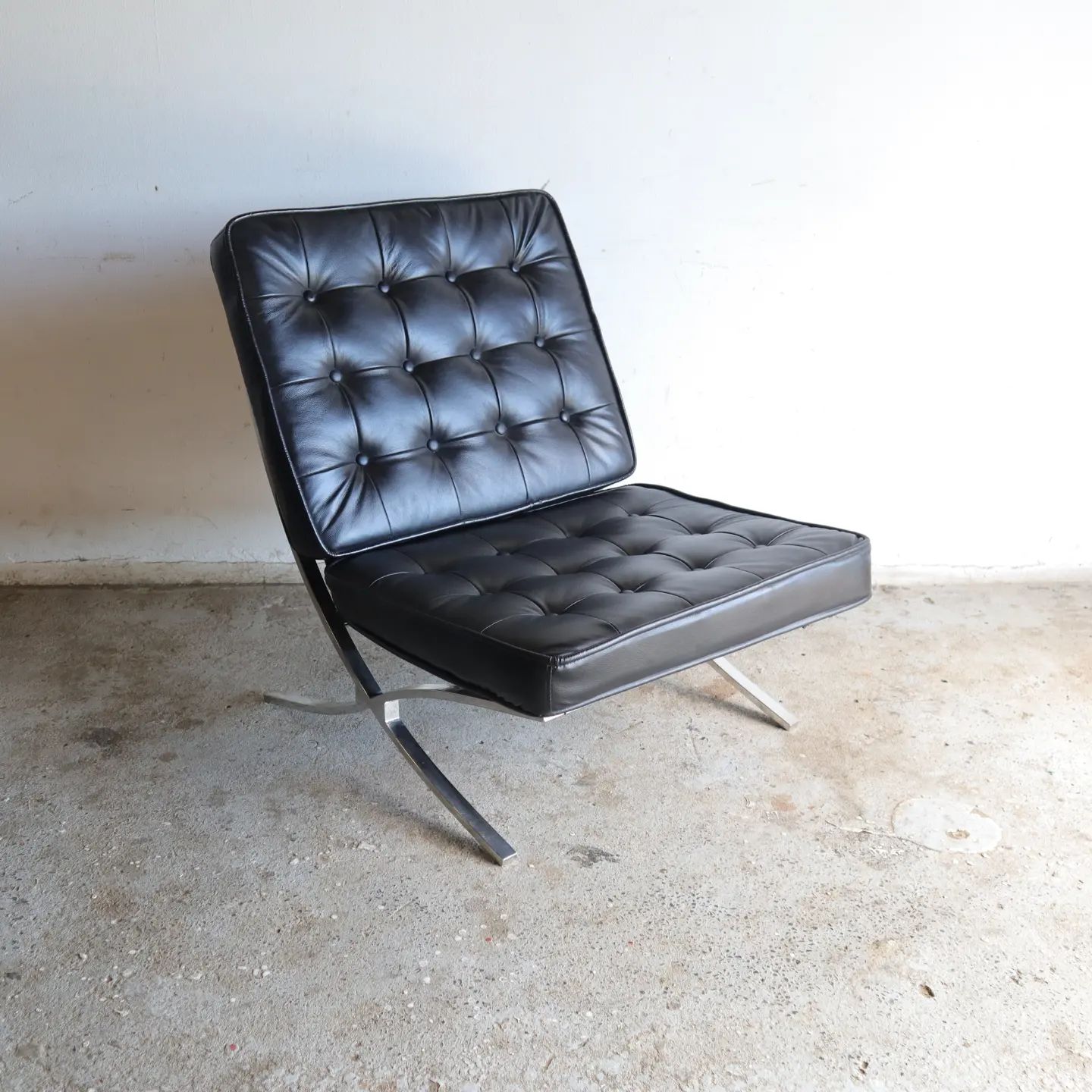 2 Vintage Barcelona chairs in black vinyl | Klassiek