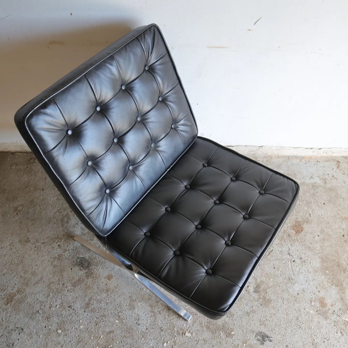 2 Vintage Barcelona chairs in black vinyl | Klassiek