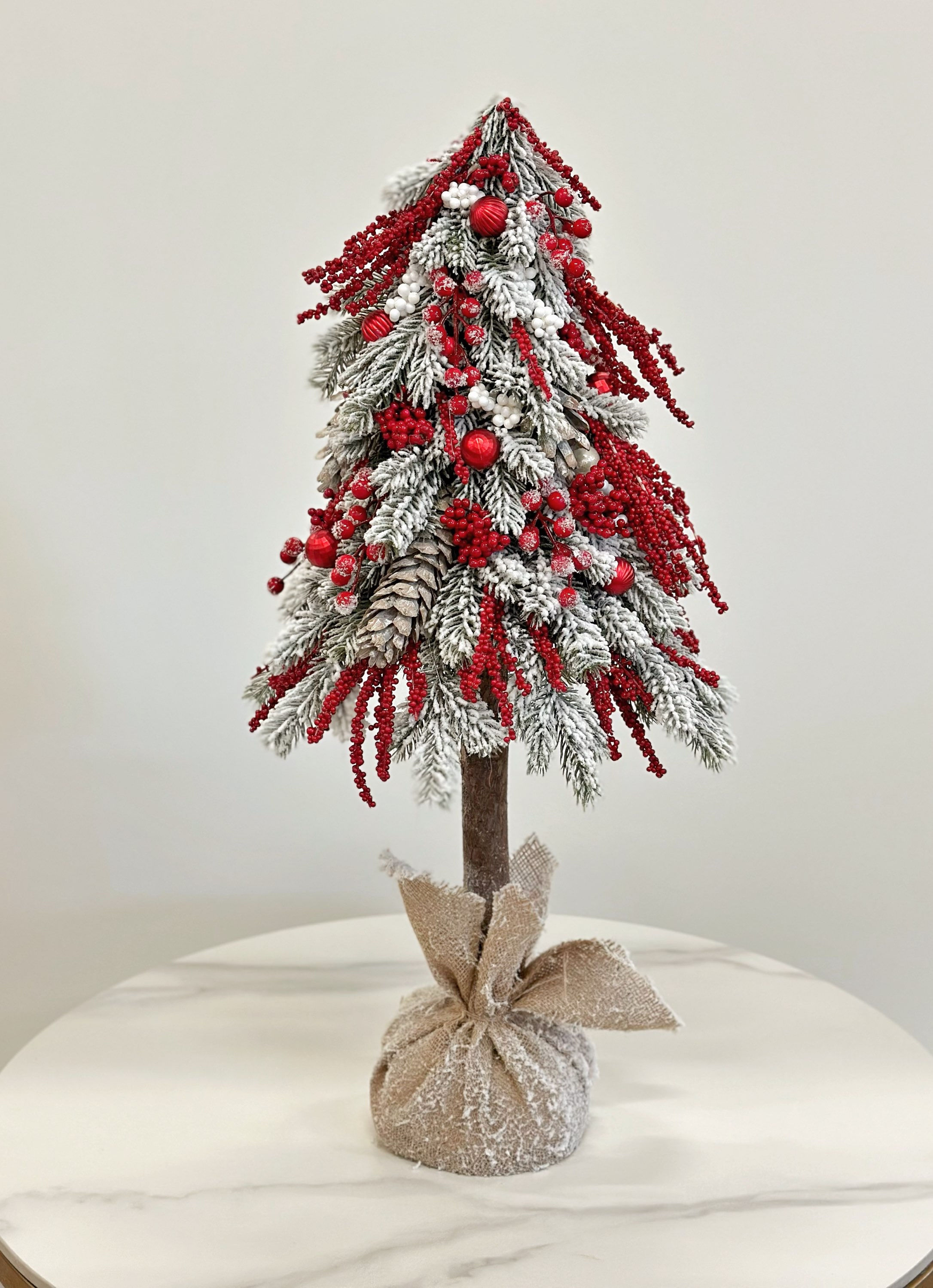 Zasnežený umelý stromček červený 80 cm x 30 cm 