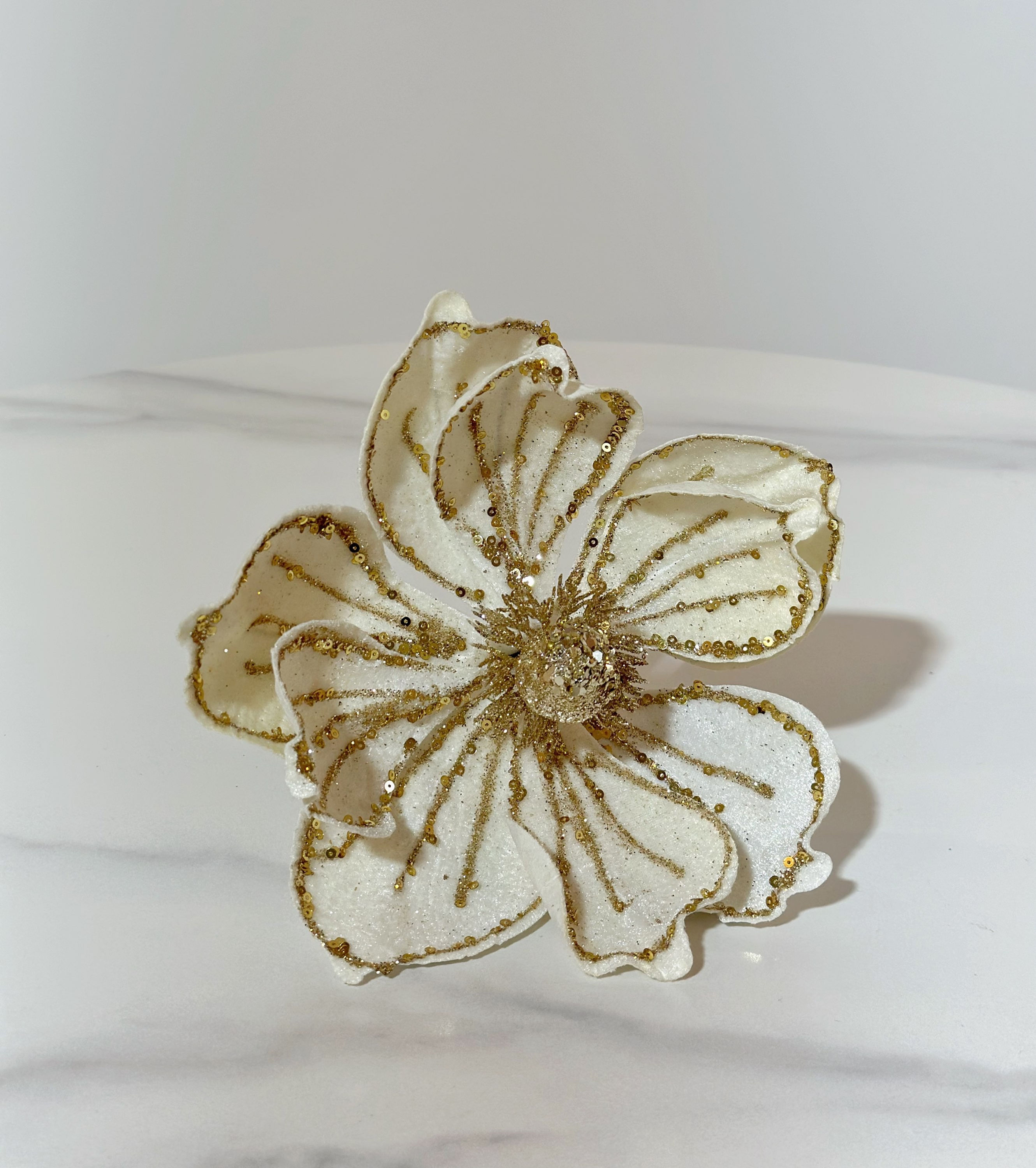 Zamatový krémovo zlatý kvet 19 cm x 30 cm