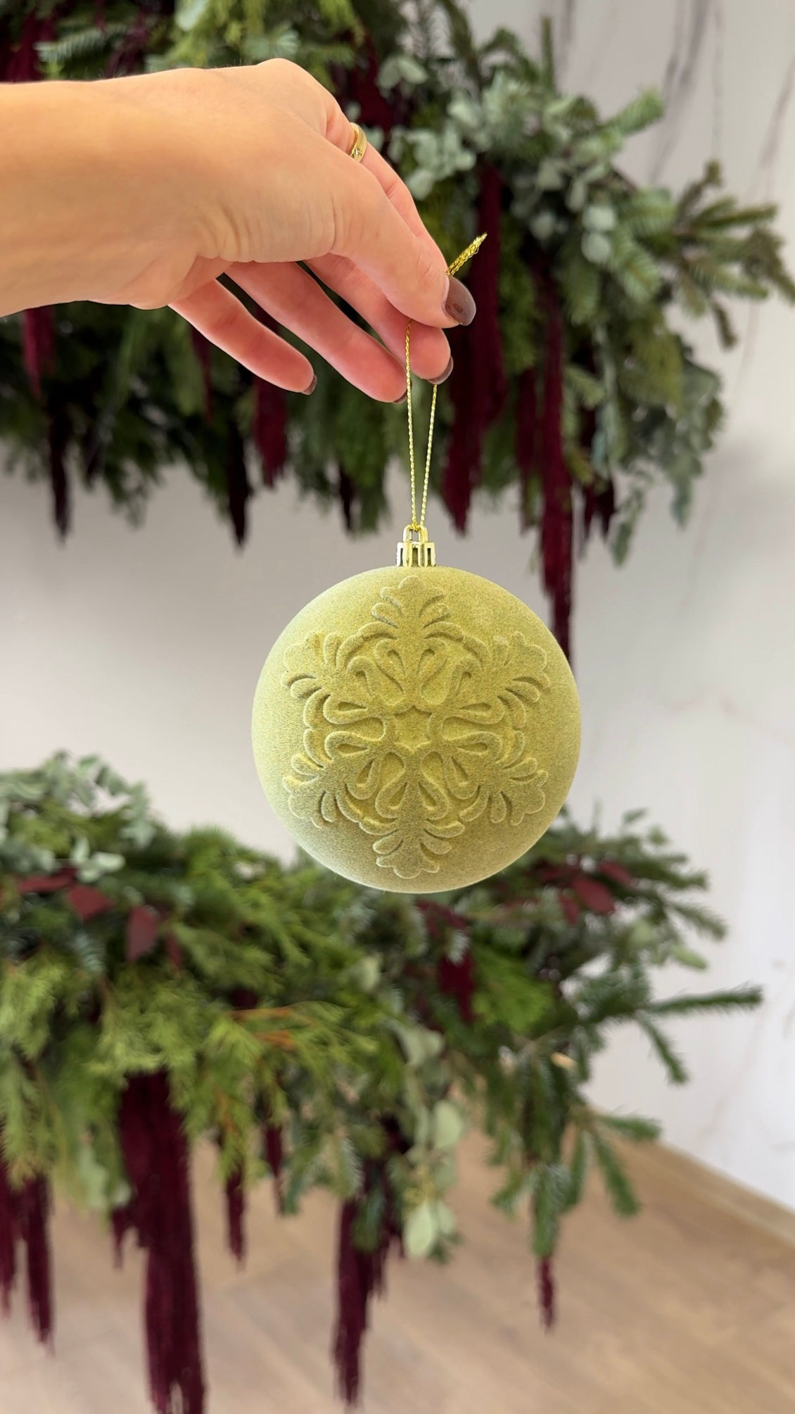 Zelená zamatová vianočná ozdoba s vločkou 10 cm