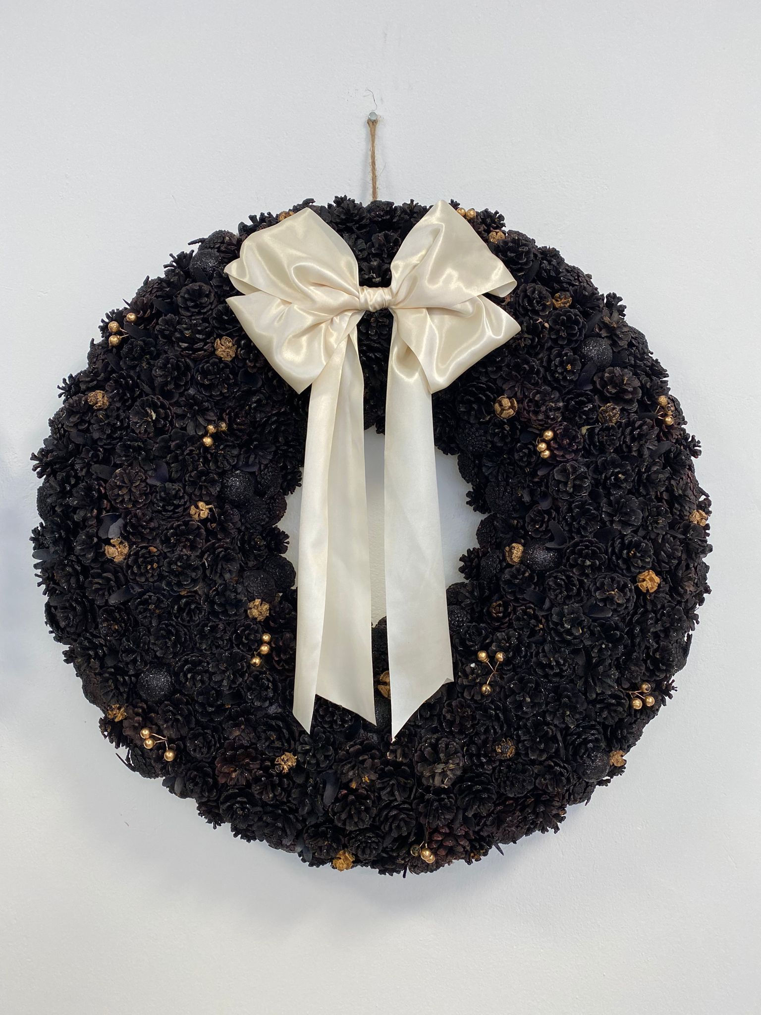 Čierny mega venček 75cm s kremovou mašlou