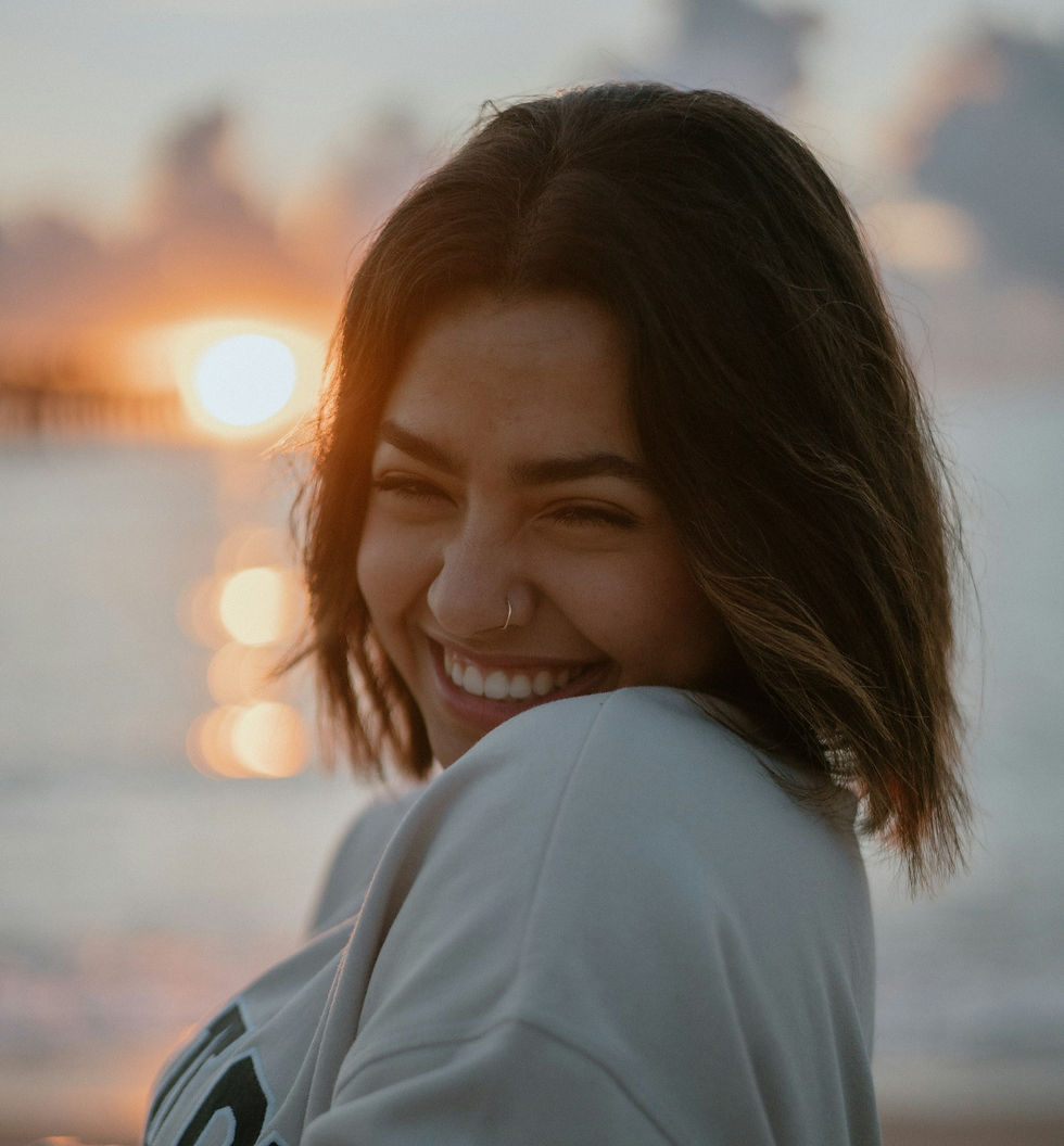 海辺で笑う女性