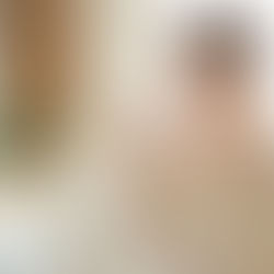窓辺の明るい室内で、花柄の服の女性が電動歯ブラシで歯磨きしながら笑顔。画面に「歯磨きのやりすぎは良くない?」の文字