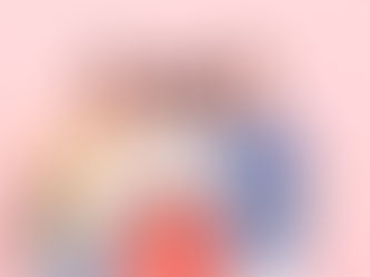 ピンク背景で笑顔の女性3人が並び、左は肩掛けバッグ、中央は赤いバッグ、右は青白ストライプ服。上部に「40代から気になり始める歯の黄ばみ…ホワイトニングで改善できる?」と表示
