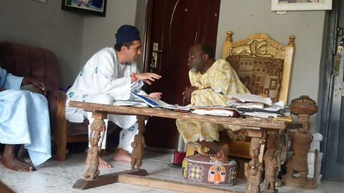 Babalawo ifatola con profesores estudiando