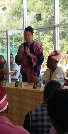 Babalawo ifatola dando conferencias