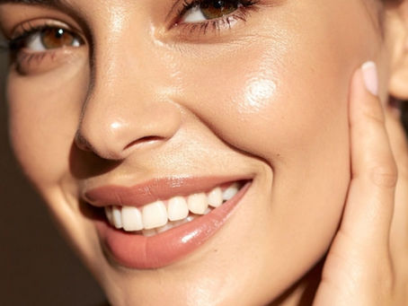 Viele Faktoren können uns älter aussehen lassen – moderne ästhetische Behandlungen können helfen, die natürliche Frische und Ausstrahlung der Haut zu unterstützen.