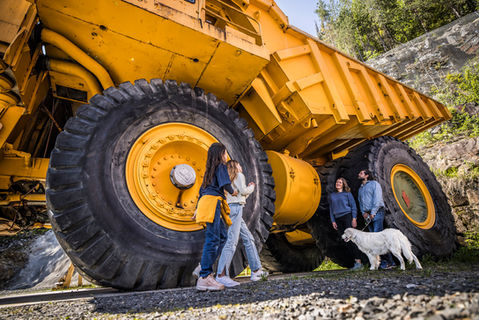En familie står foran en stor annleggsmaskin.