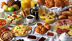 727604607-buffet-du-petit-dejeuner-assie