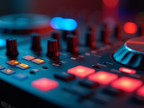 เคล็ดลับการพัฒนาทักษะดีเจ: ก้าวสู่มือโปรด้วยใจรักดนตรี