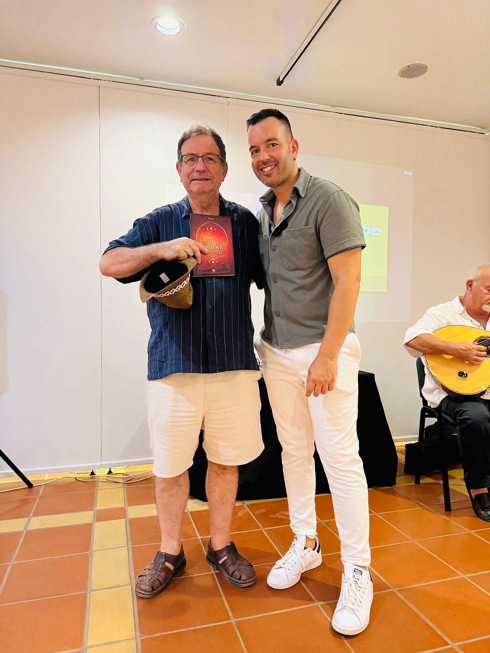 O mestre-construtor de cordofones José Cardoso (à esquerda) e Nero (à direita).
