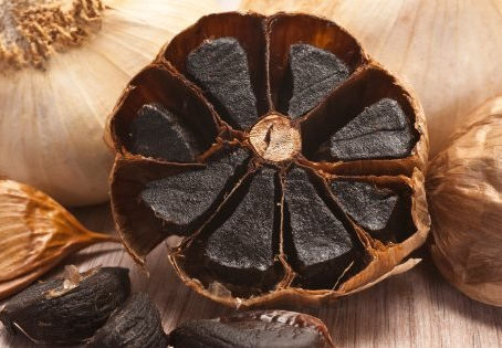 Alho negro tem mais vantagens que o comum e pode ser feito em casa