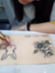 時尚藝術微刺青班上課情形3|靚妍JYBeauty是您學好微刺青技能、擁有時尚藝術微刺青證書及微刺青創業在台北,桃園的第一選擇。另有美容丙級,美容乙級,美髮丙級,美髮創業,紋繡,繡眉,接睫毛,微刺青,凝膠指甲(光療指甲),水晶指甲,指甲彩繪,新娘秘書(新秘),挽臉等證照檢定及創業教學